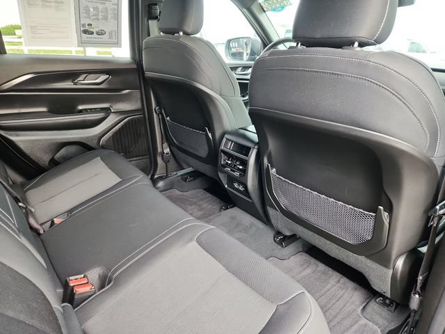Used 2025  Jeep Laredo image 29