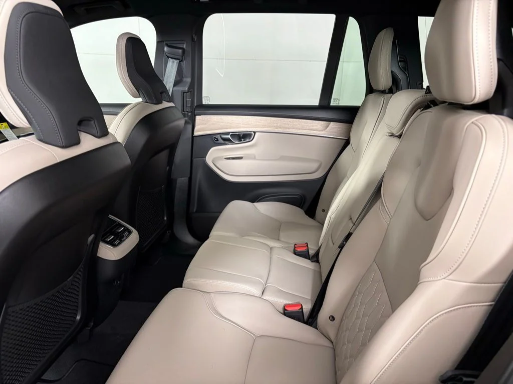 New 2026 Aurora Blue Volvo B6 Plus 7-Seater image 36