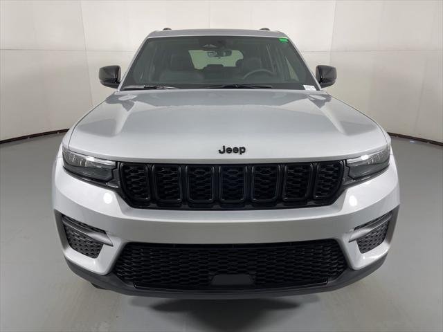 New 2025 Silver Zynith Exterior Paint Jeep Altitude X image 3