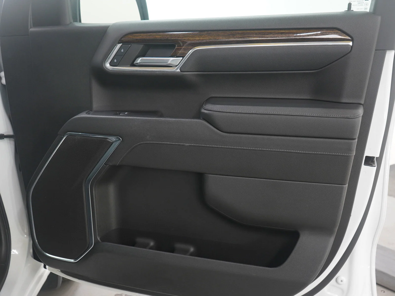 Used 2023 White GMC SLE image 13