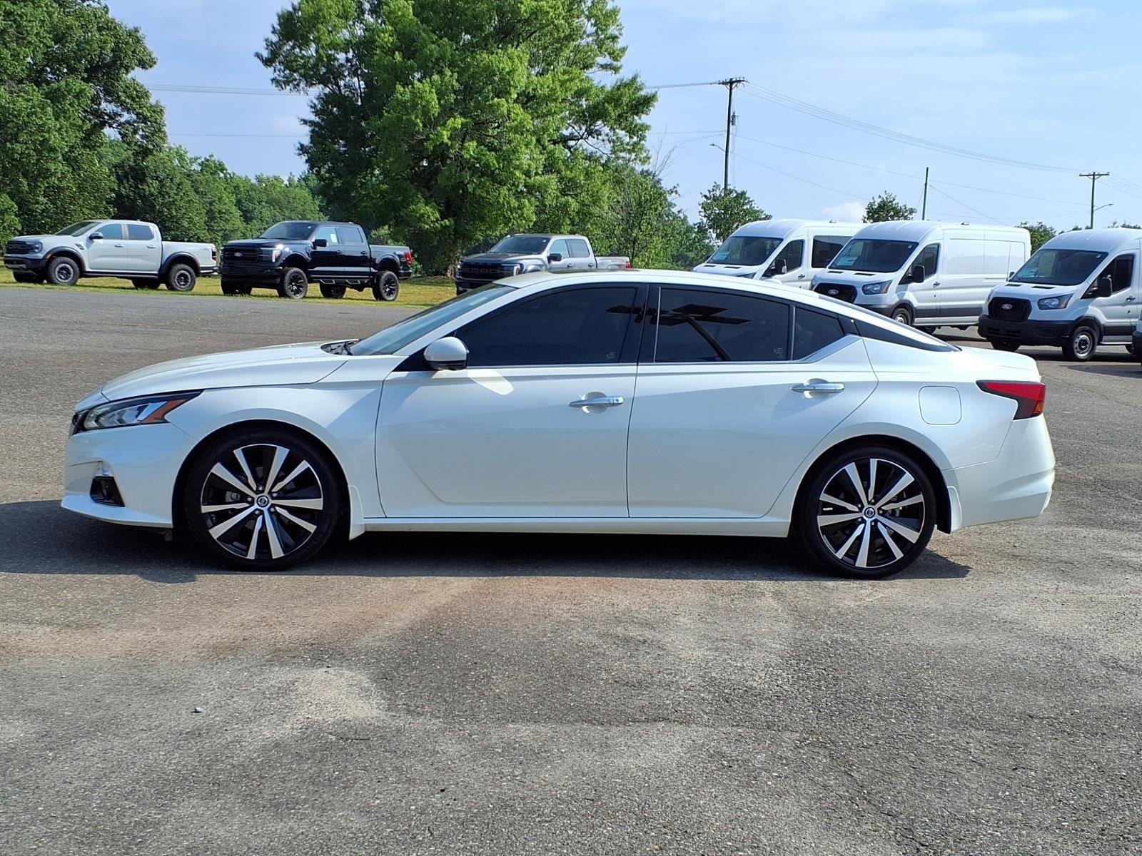 Used 2020 Pearl White Tricoat Nissan 2.0 Platinum image 3