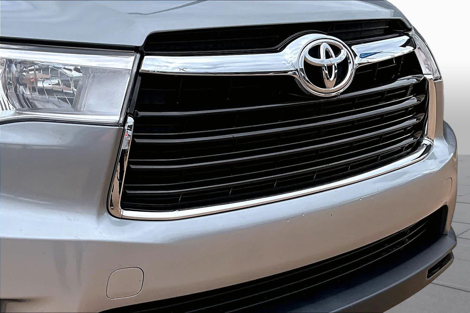 Used 2016 Silver Sky Metallic Toyota XLE image 29