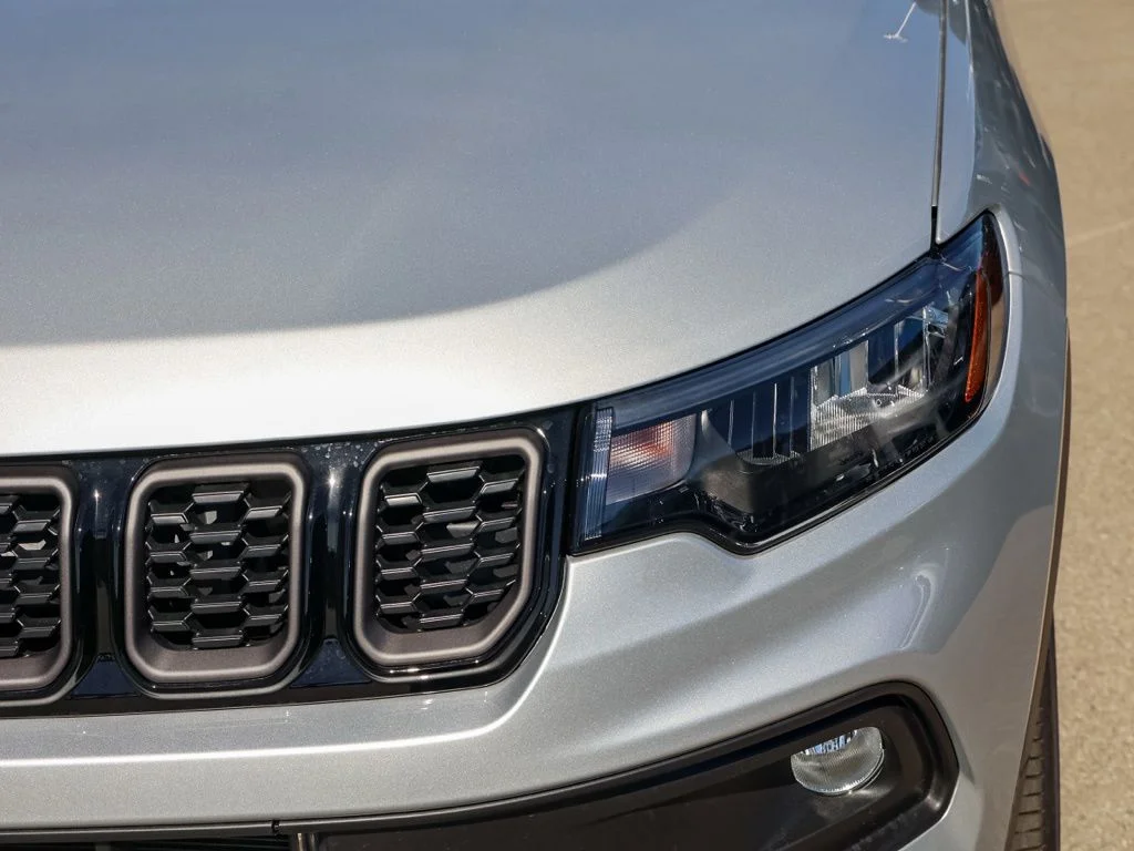 New 2026 Silver Zynith Metallic Clearcoat Jeep Latitude image 9