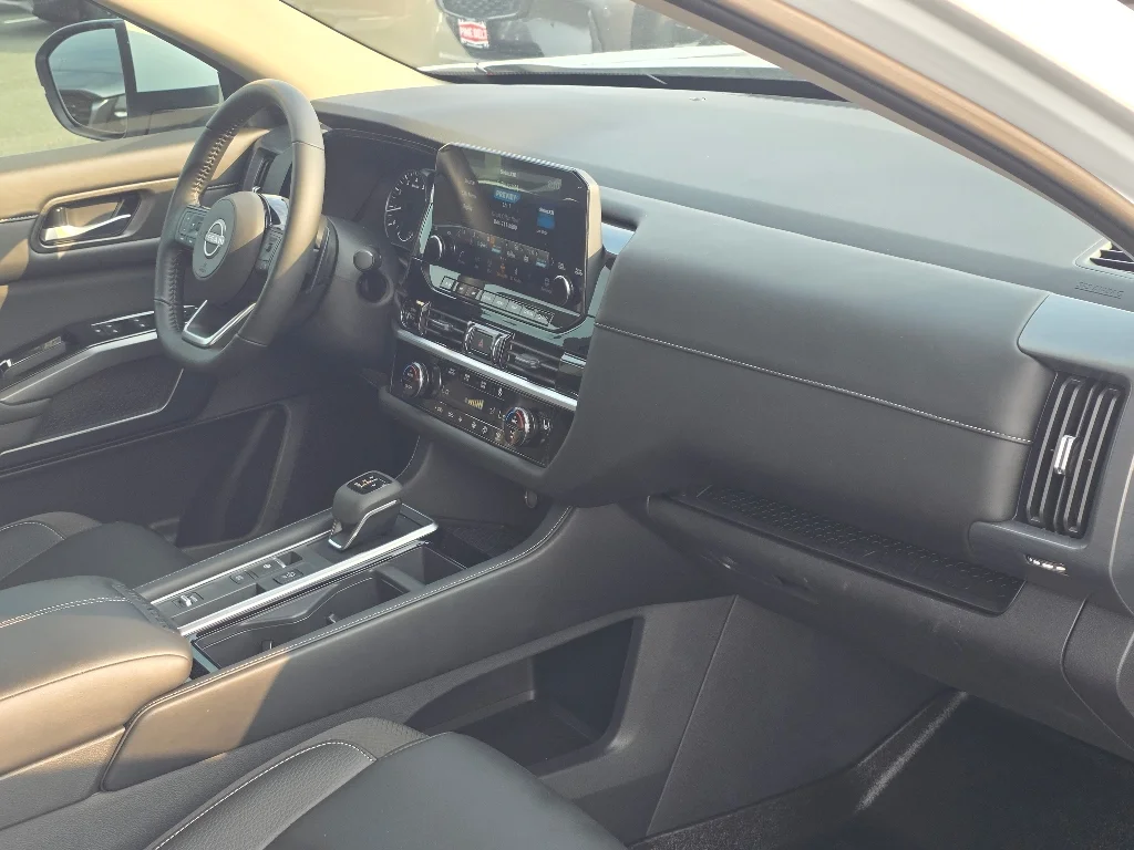 Used 2025 White Nissan SL image 21