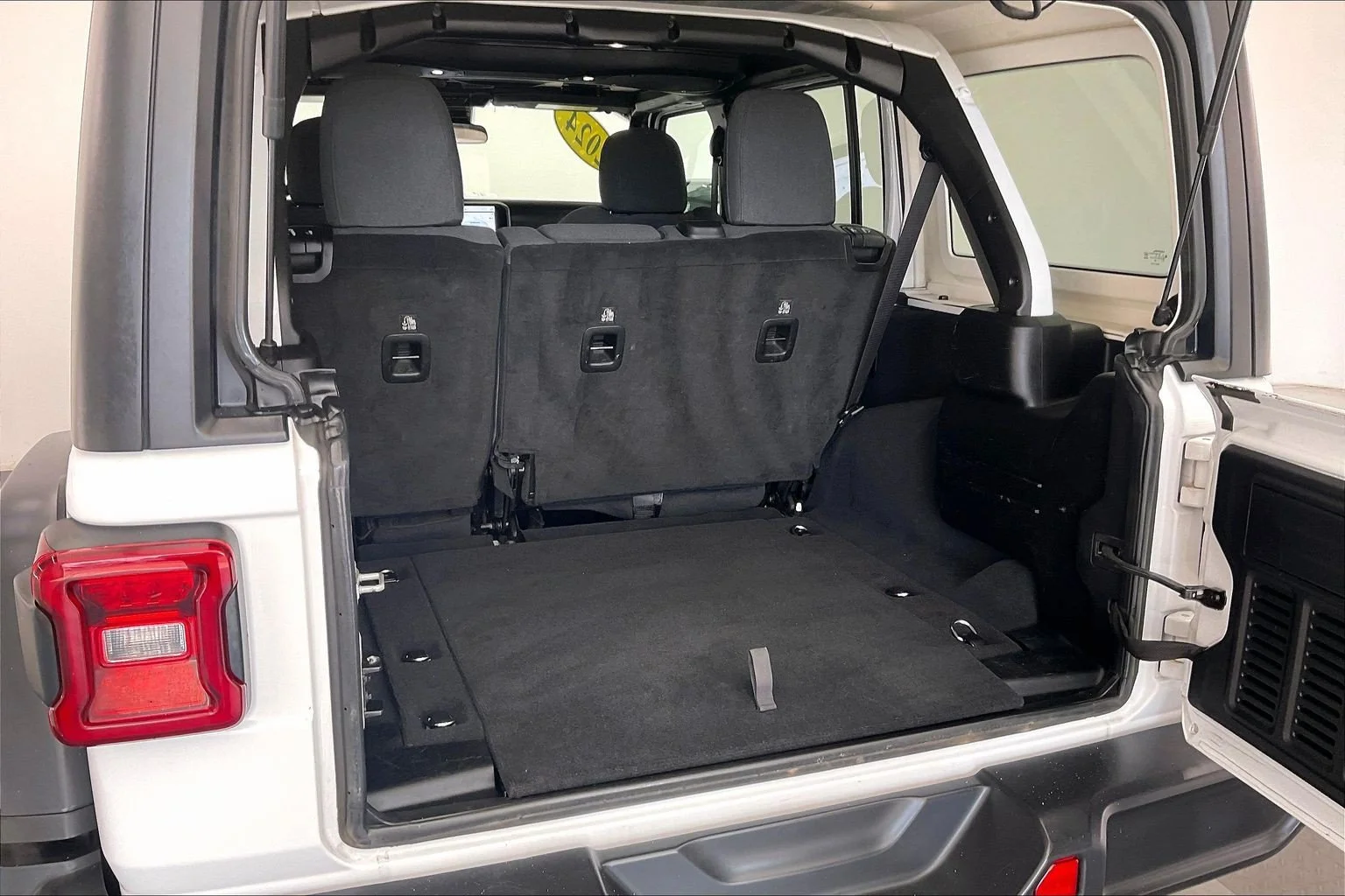 Used 2024 Bright White Clearcoat Jeep Rubicon image 28