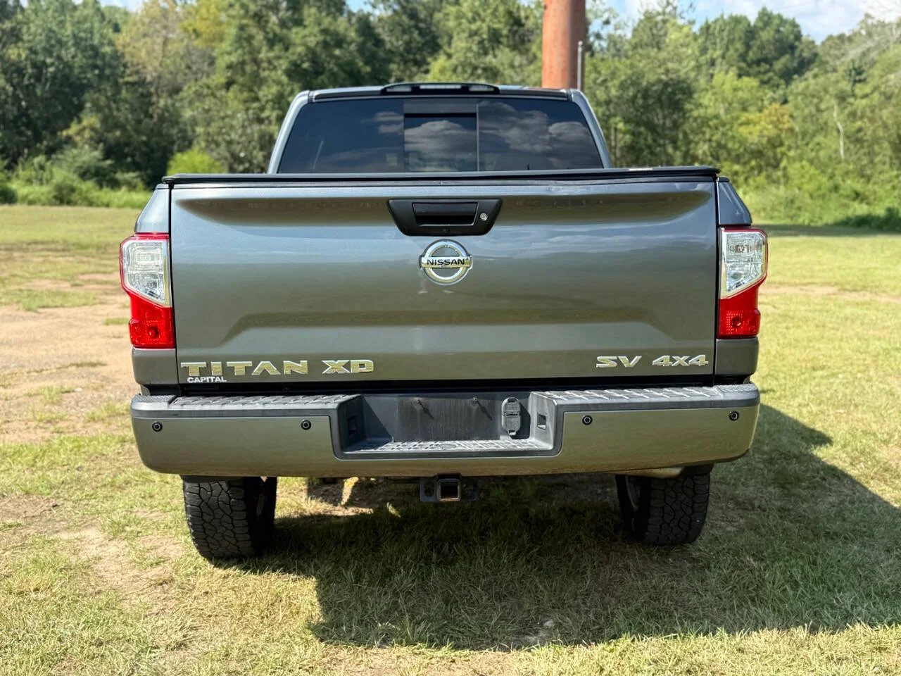 Used 2017 Gray Nissan SV 4x4 4dr Crew Cab image 4
