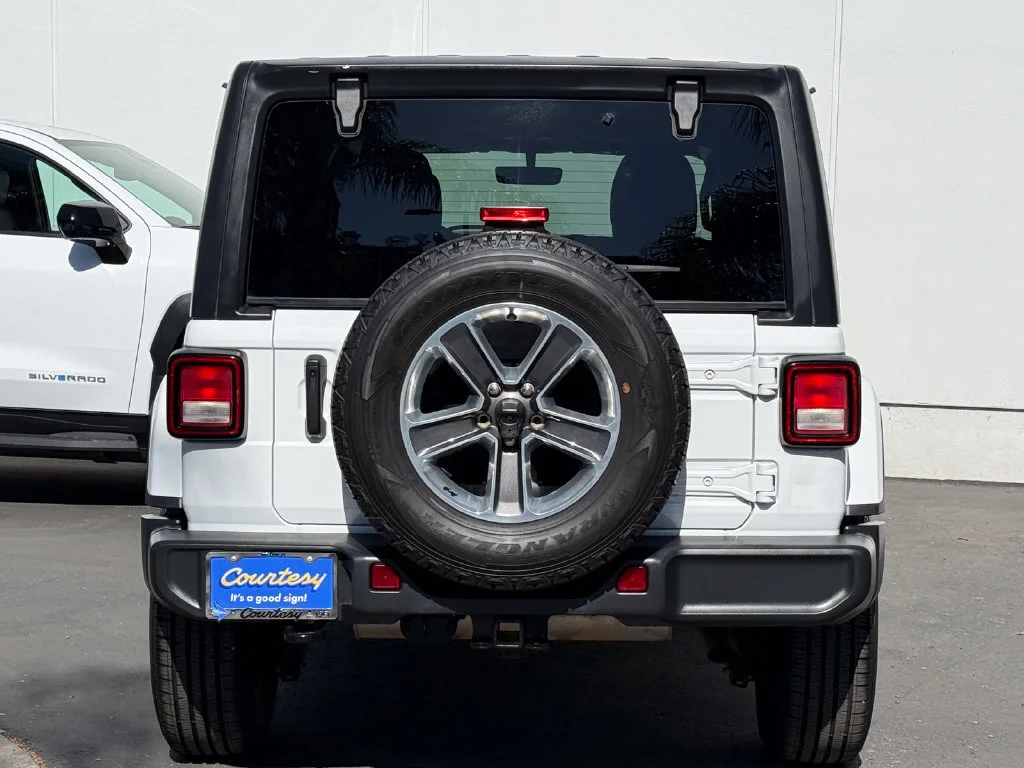 Used 2022  Jeep Unlimited Sahara image 8