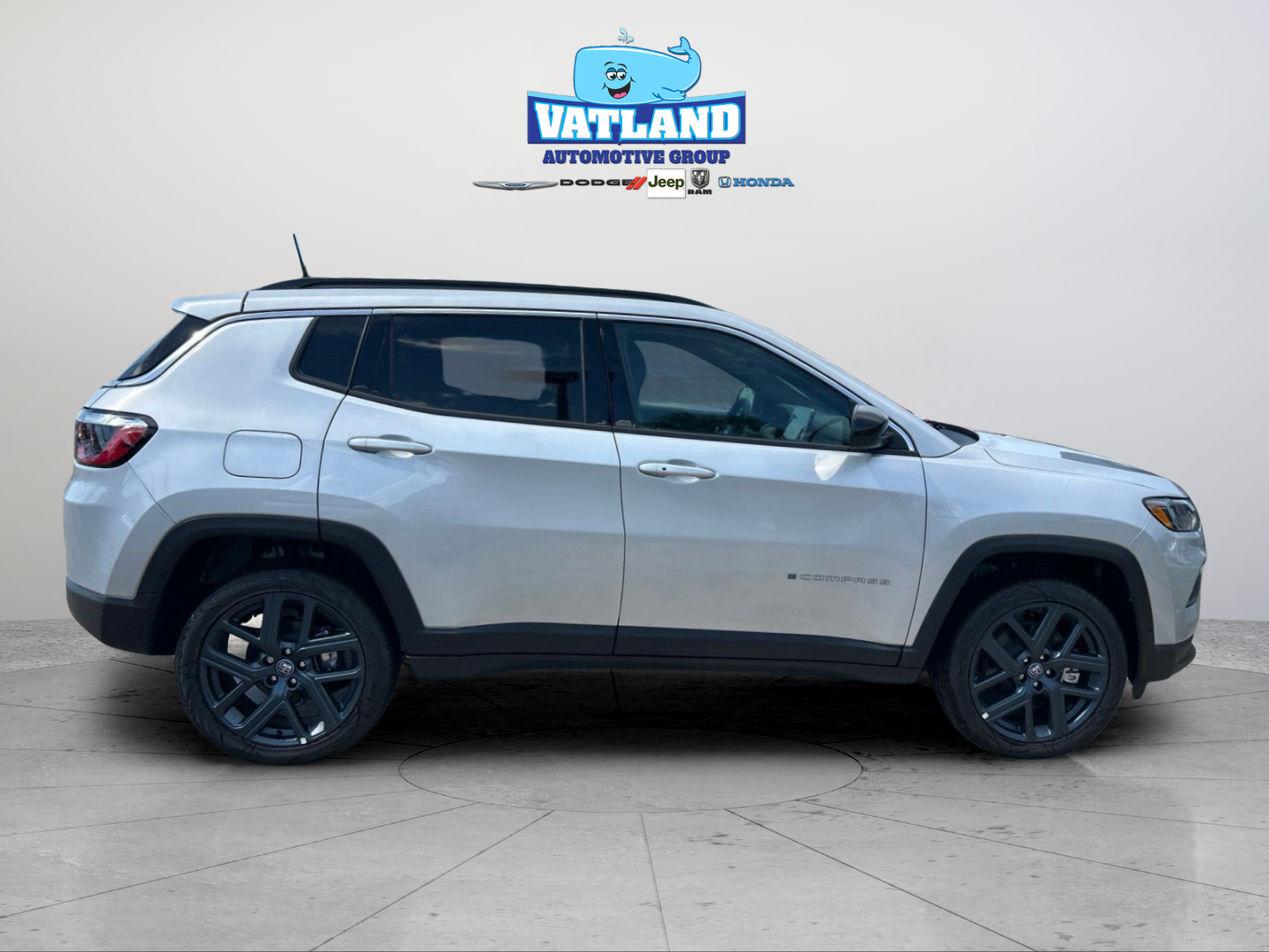 New 2026 Silver Zynith Metallic Clear-Coat Exterior Paint Jeep Latitude image 6