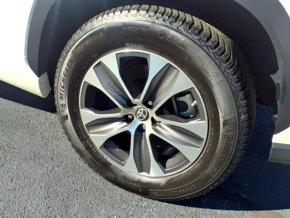 Used 2023 Pearl Toyota XLE image 9
