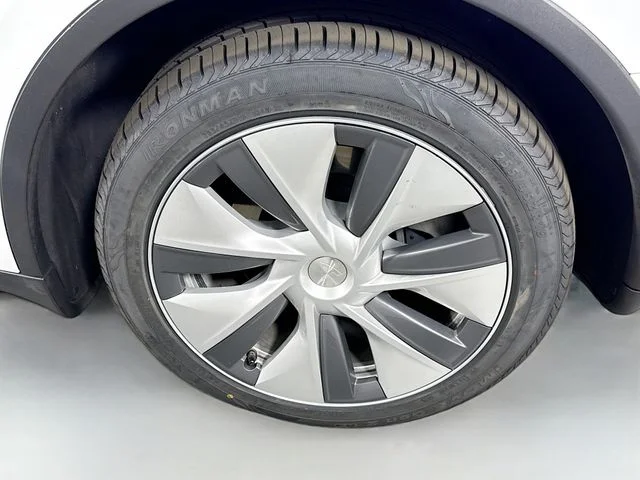 Used 2023  Tesla Long Range image 31