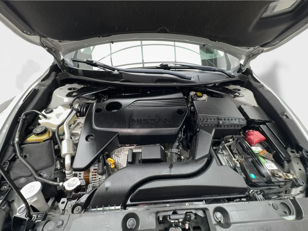 Used 2018 Silver Nissan 2.5 S image 17