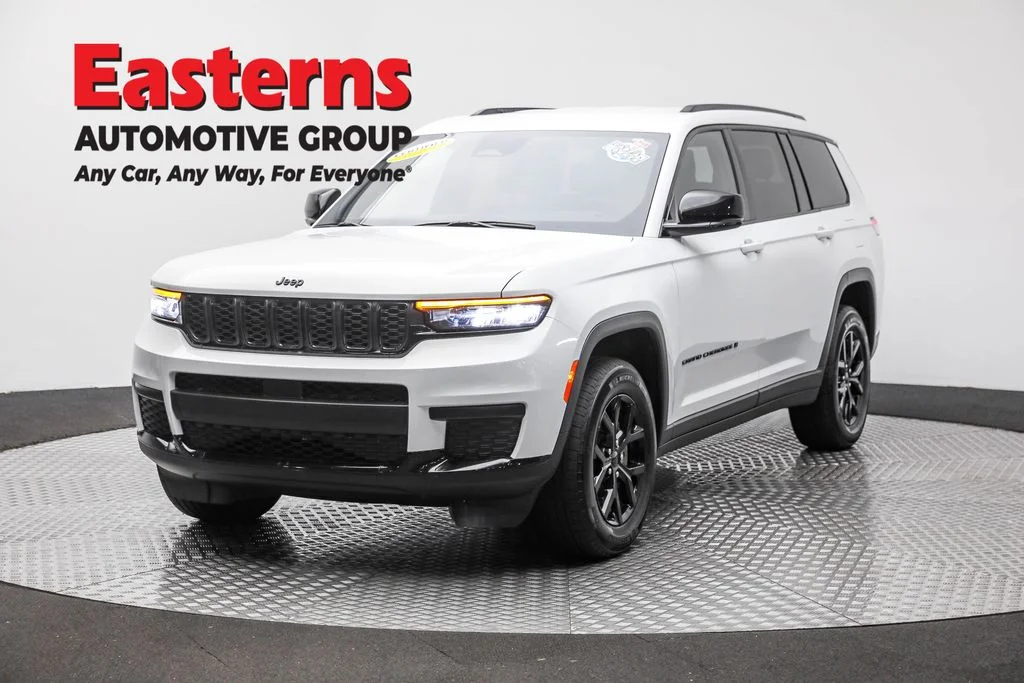 Used 2024 White Jeep Altitude image 1