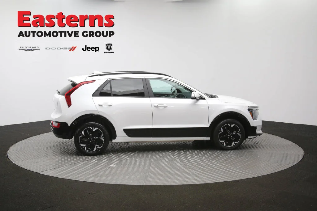 Used 2023 White Kia Wind image 39