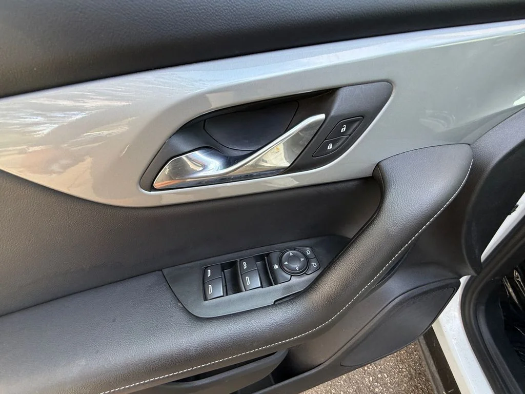 Used 2025 White Chevrolet LT image 11