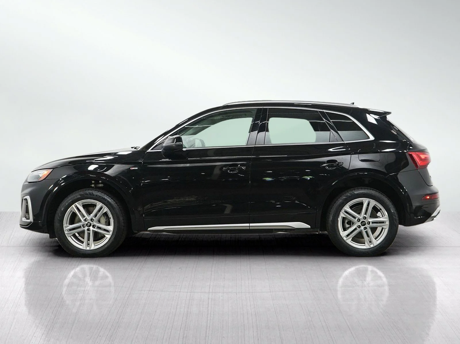 Used 2024 Audi Q5 Premium with VIN WA1G2AFY6R2123471 for sale in Wayzata, Minnesota