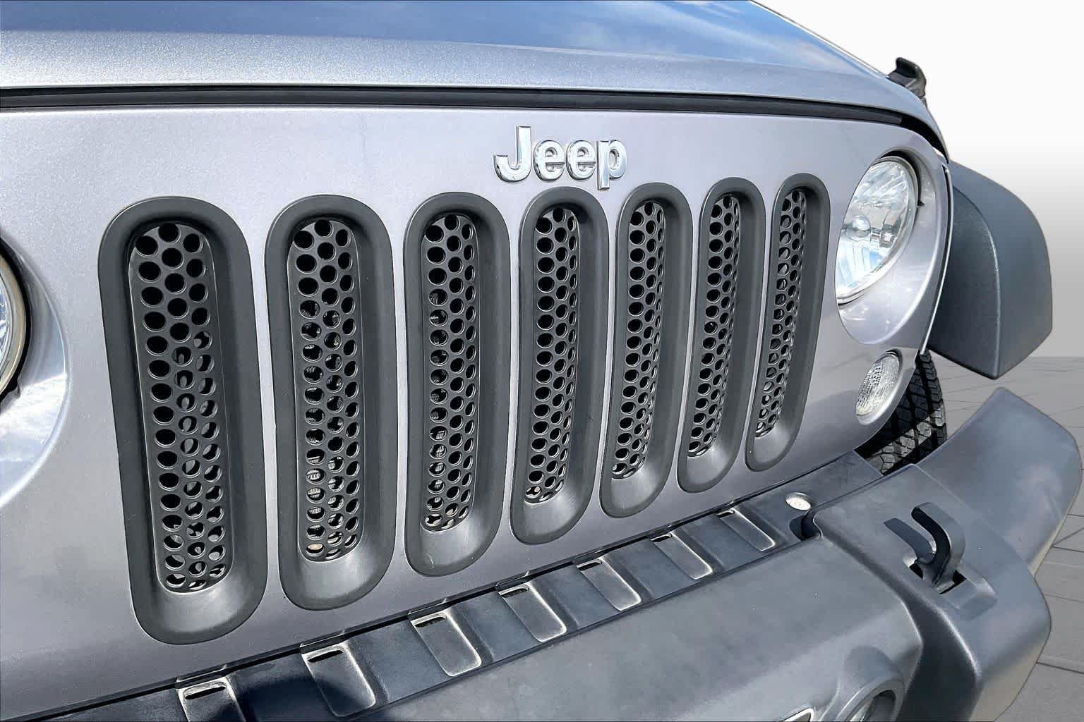 Used 2017 Billet Silver Metallic Clearcoat Jeep Sport image 27
