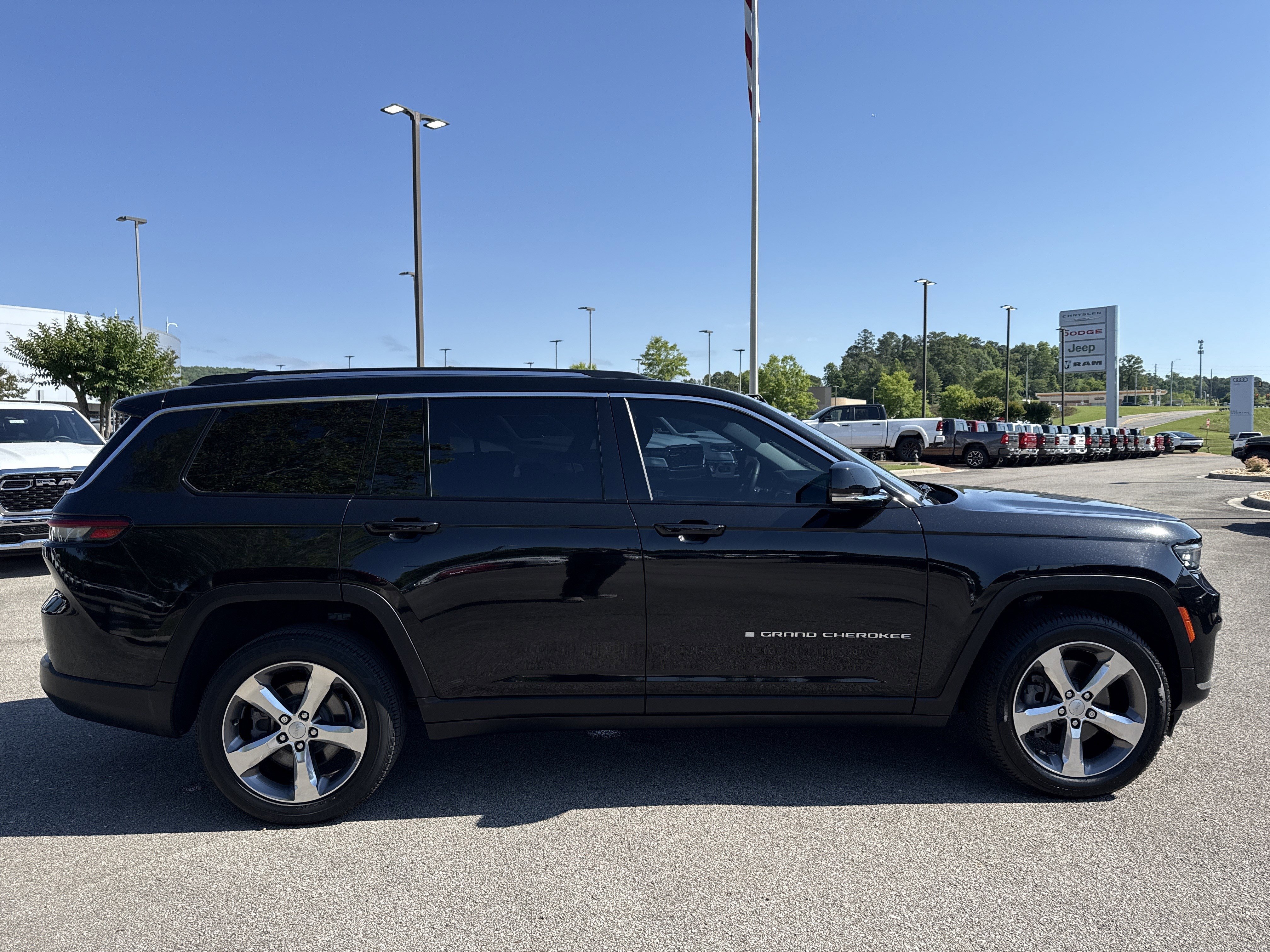 Used 2021 Diamond Black Crystal Pearlcoat Jeep Limited image 8
