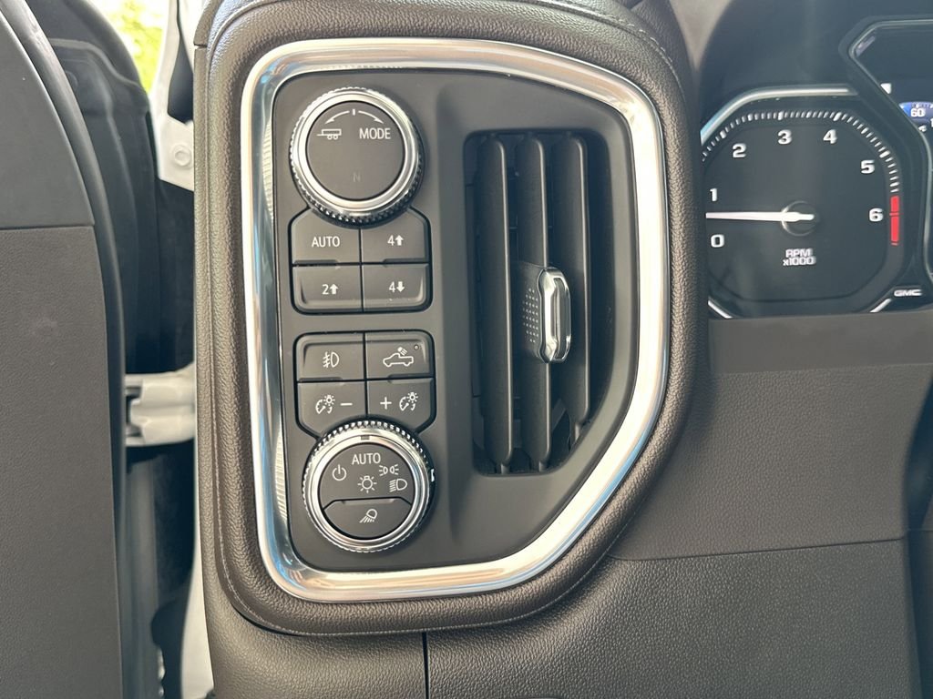 Used 2022 White GMC Denali image 20