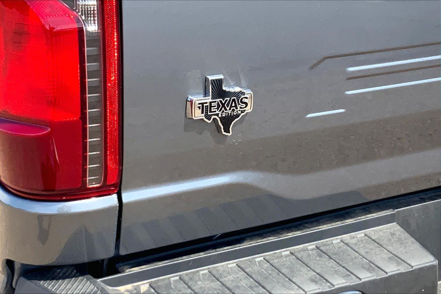 New 2026 Carbonized Gray Metallic Ford XLT image 15