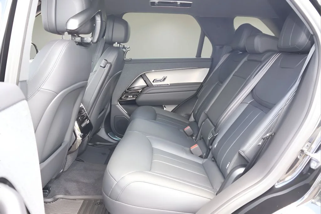 New 2026 Santorini Black Land Rover SE image 11