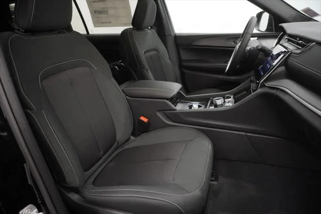 New 2026 Diamond Black Crystal Pearl-Coat Exterior Paint Jeep Laredo X image 35