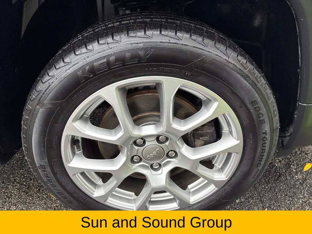 Certified Used 2023 Bright White Clearcoat Jeep Latitude Lux image 11