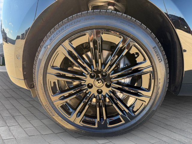 New 2027 Santorini Black Land Rover SE image 9