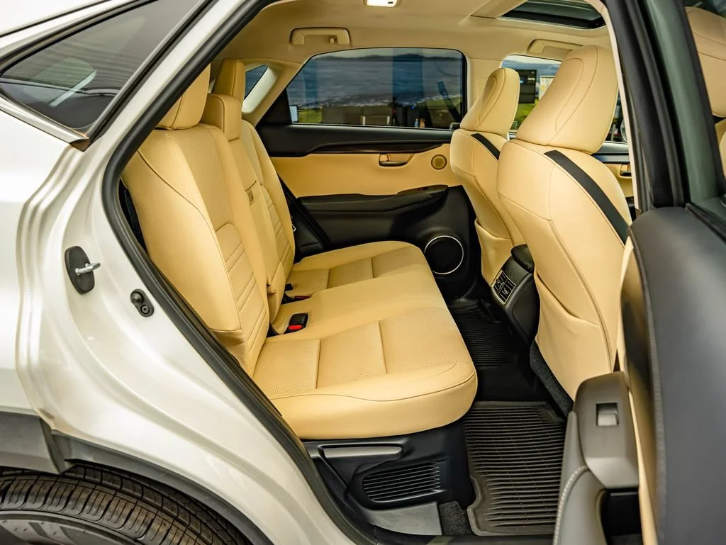 Used 2015 White Pearl Lexus 200t image 38