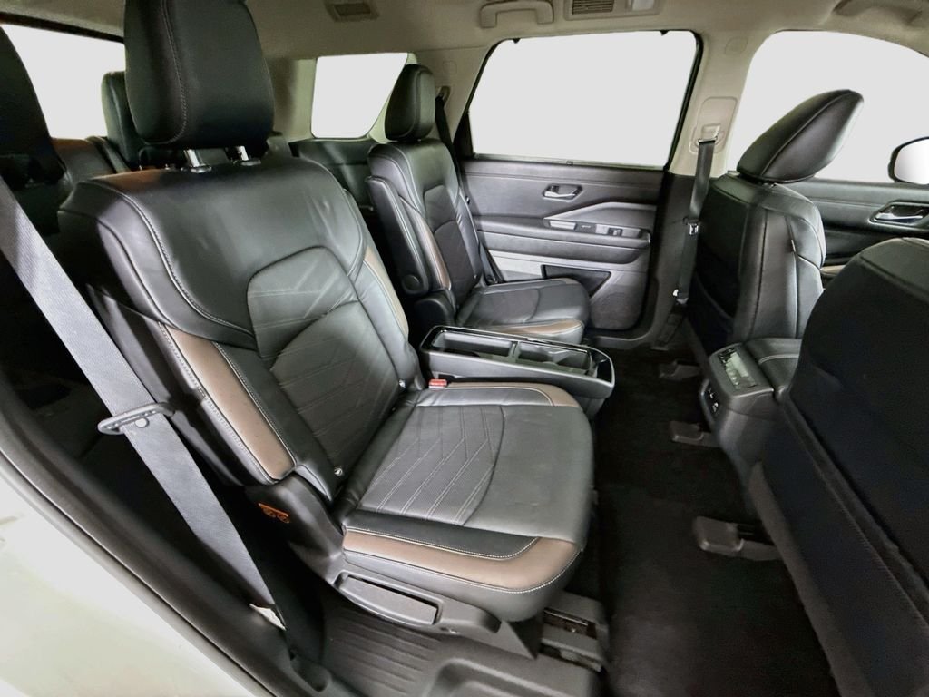 Used 2022 White Nissan Platinum image 28