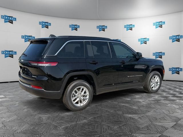 New 2026 Diamond Black Crystal Pearl-Coat Exterior Paint Jeep Laredo X image 5