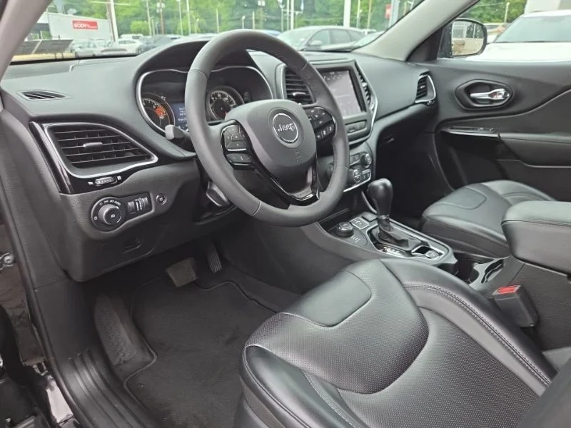 Used 2023 Black Jeep Altitude image 9