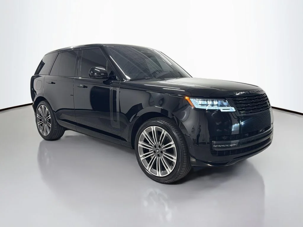 Used 2025  Land Rover SE image 7
