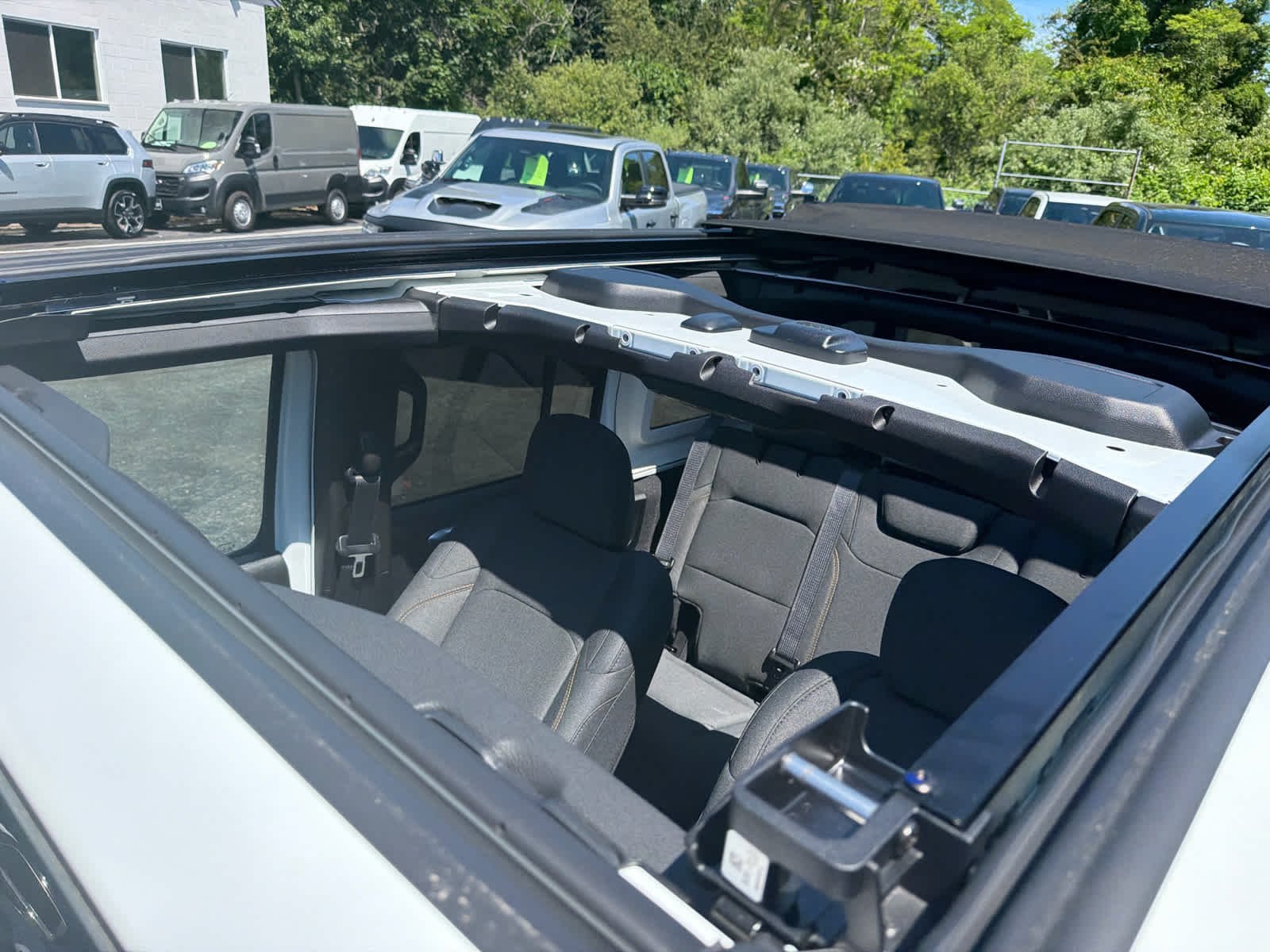 New 2026 Bright White Clear-Coat Exterior Paint Jeep Sport S image 25