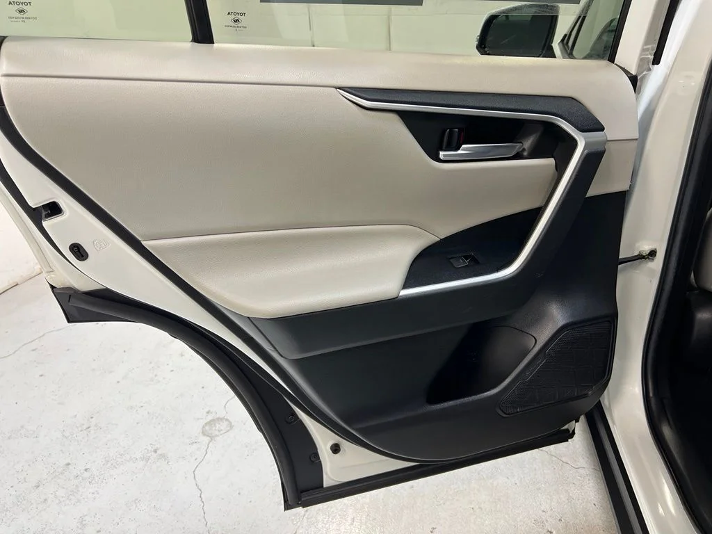 Used 2022 White Toyota XLE image 27