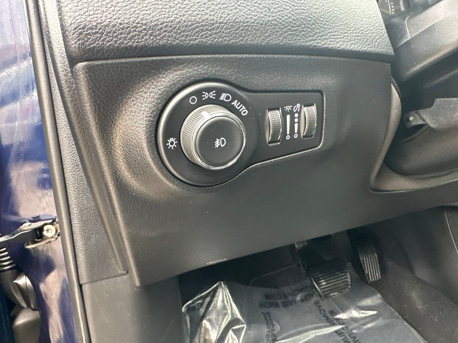 Used 2021 Blue Jeep Latitude image 14