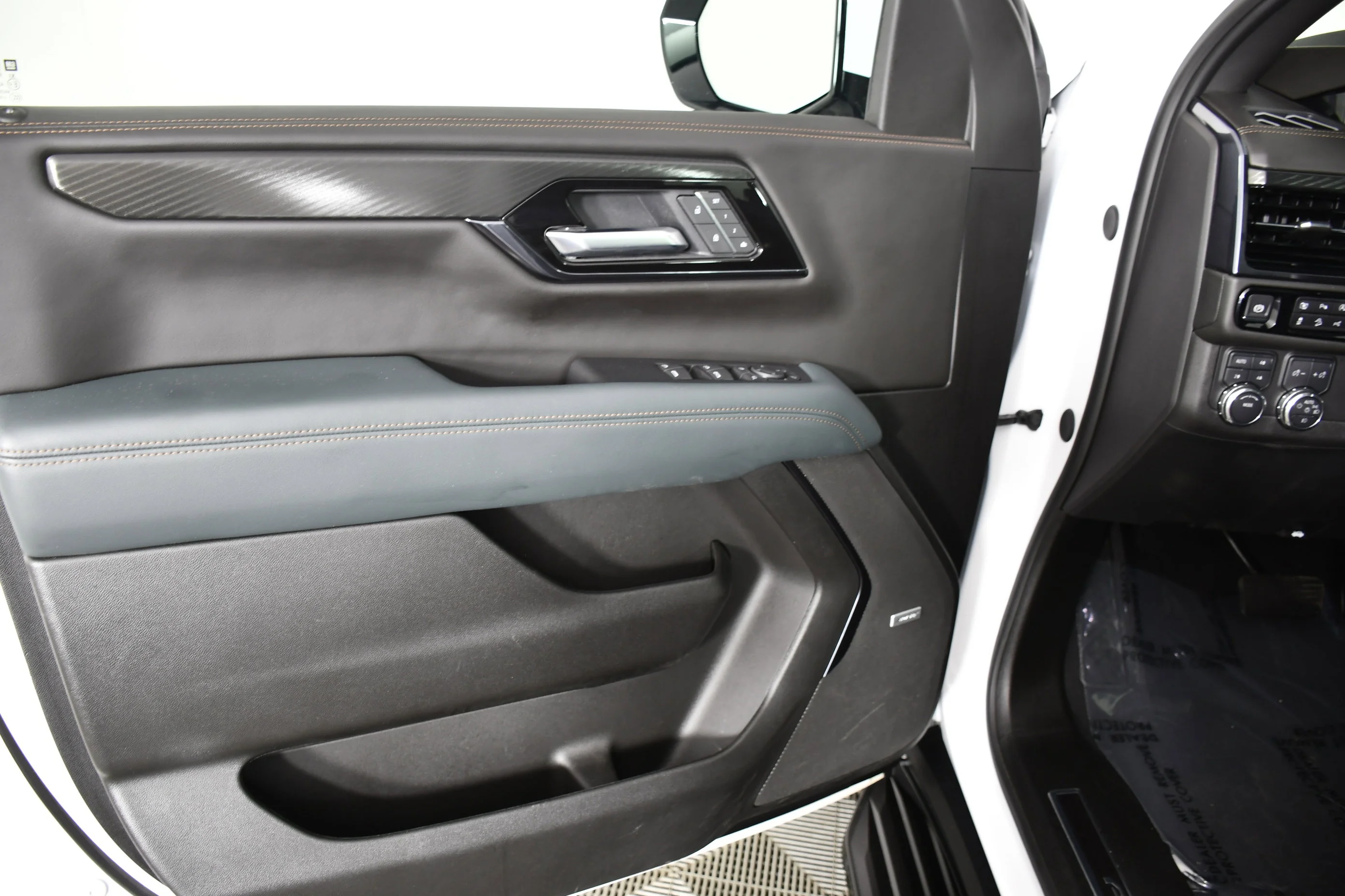 Used 2025 Summit White GMC AT4 image 39