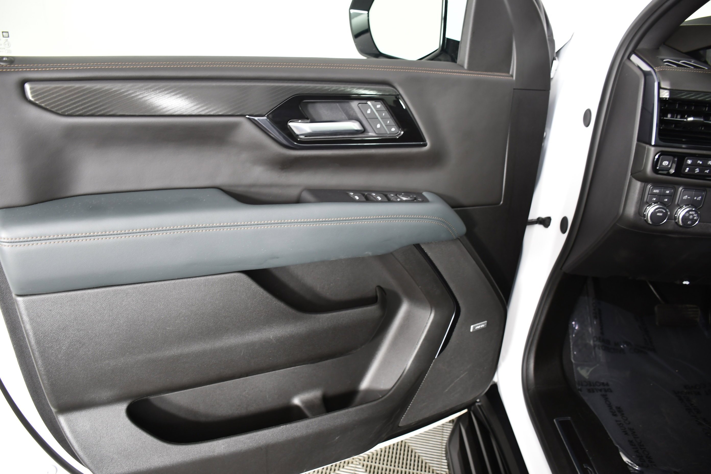 Used 2025 Summit White GMC AT4 image 39