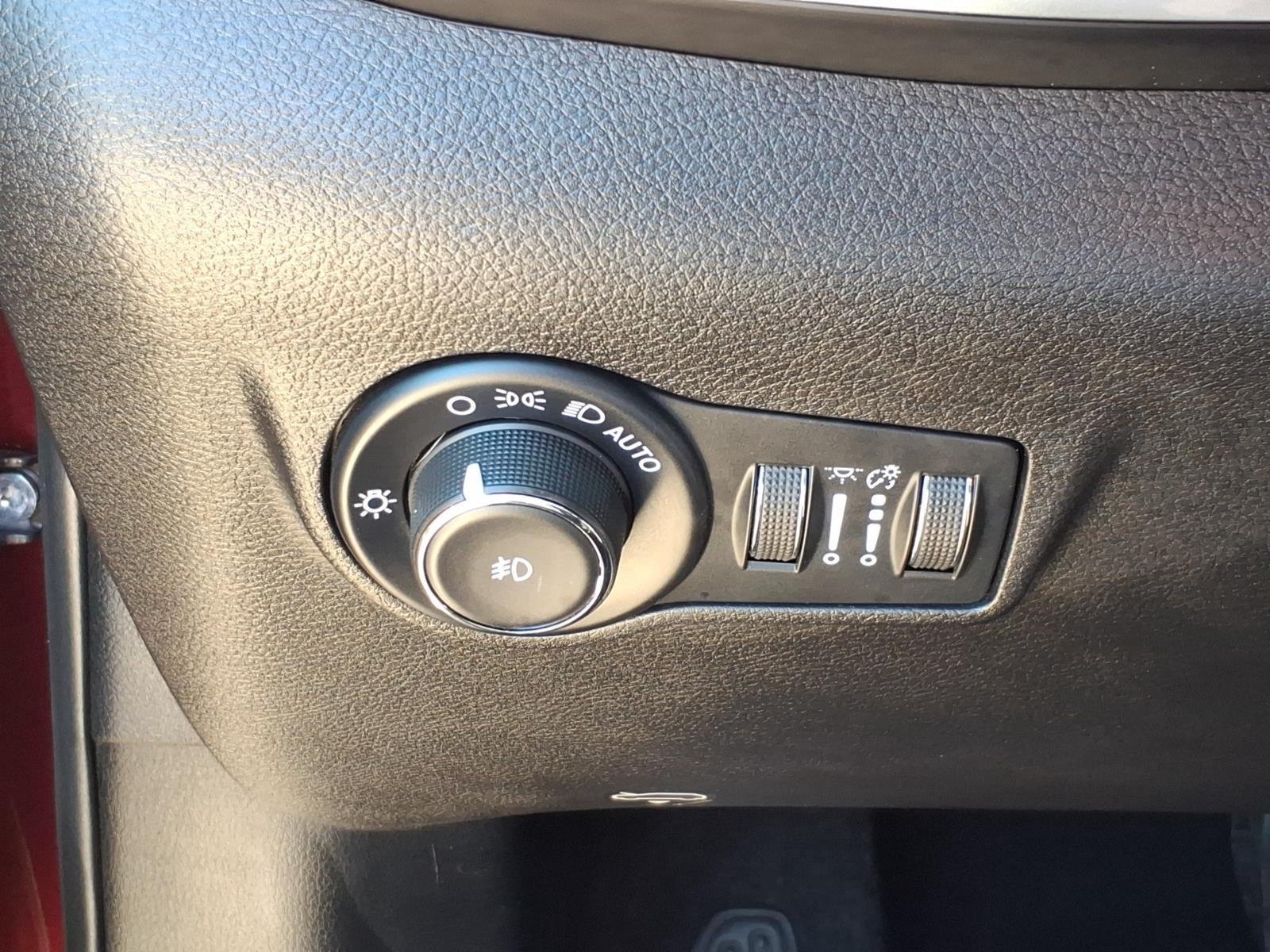Used 2022 Velvet Red Pearlcoat Jeep Latitude image 15