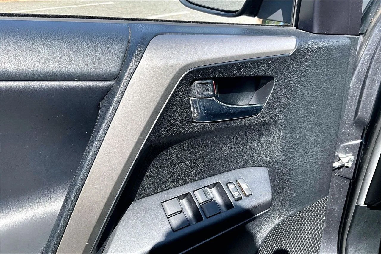 Used 2018 Gray Toyota XLE image 25