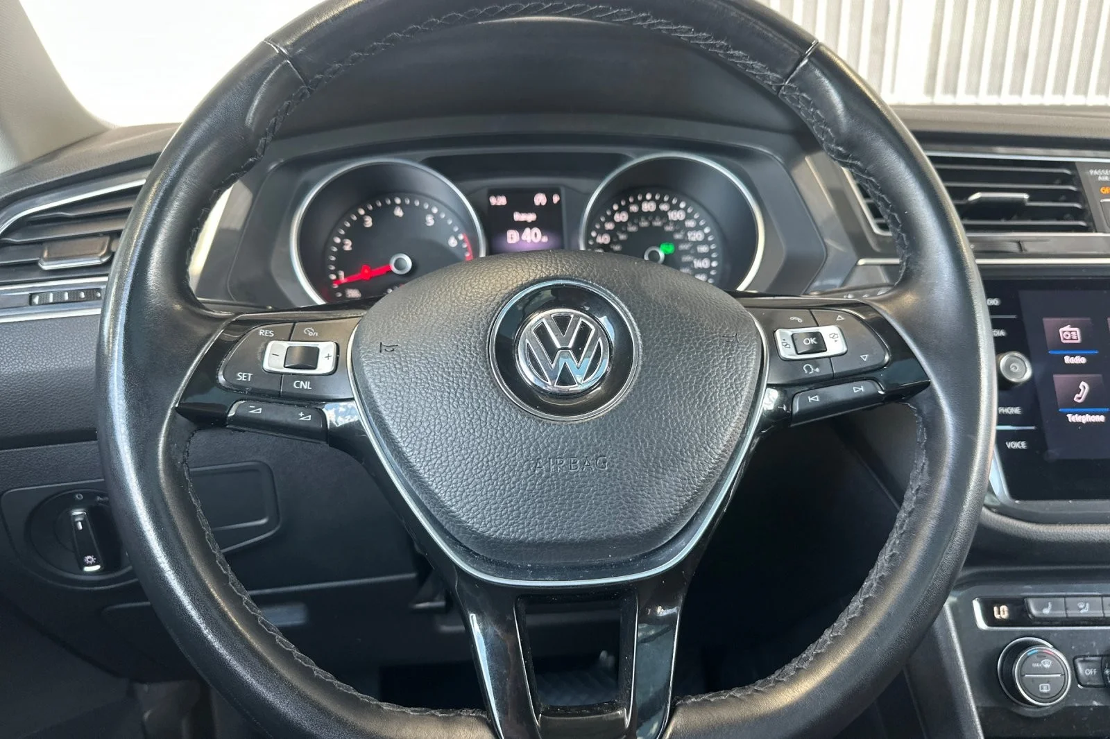 Used 2018 WHITE Volkswagen SEL image 23