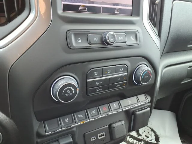 Used 2025 White Chevrolet Custom image 26