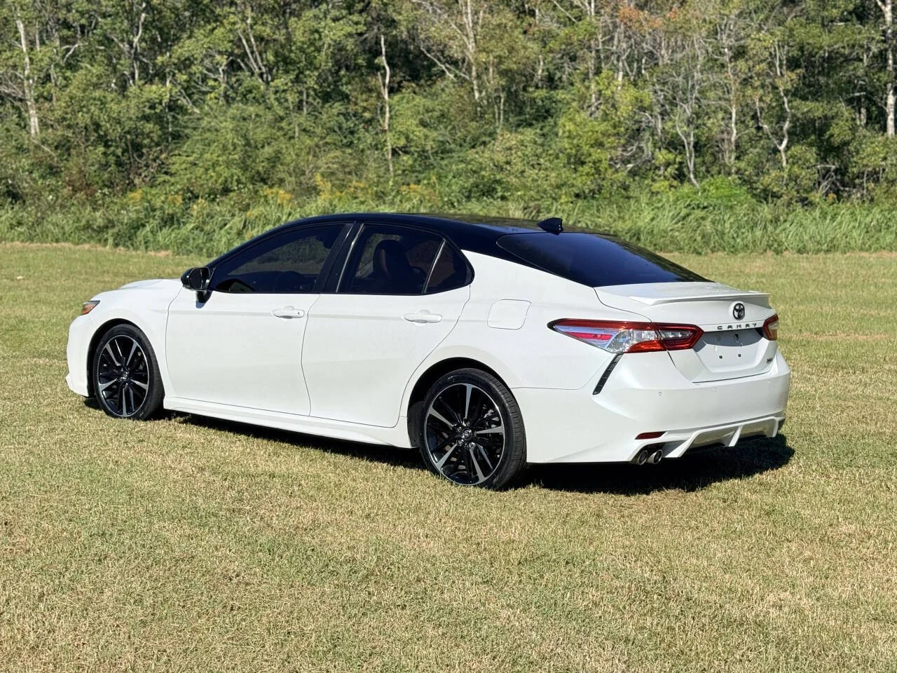 Used 2018 White Toyota XSE V6 4dr Sedan image 3