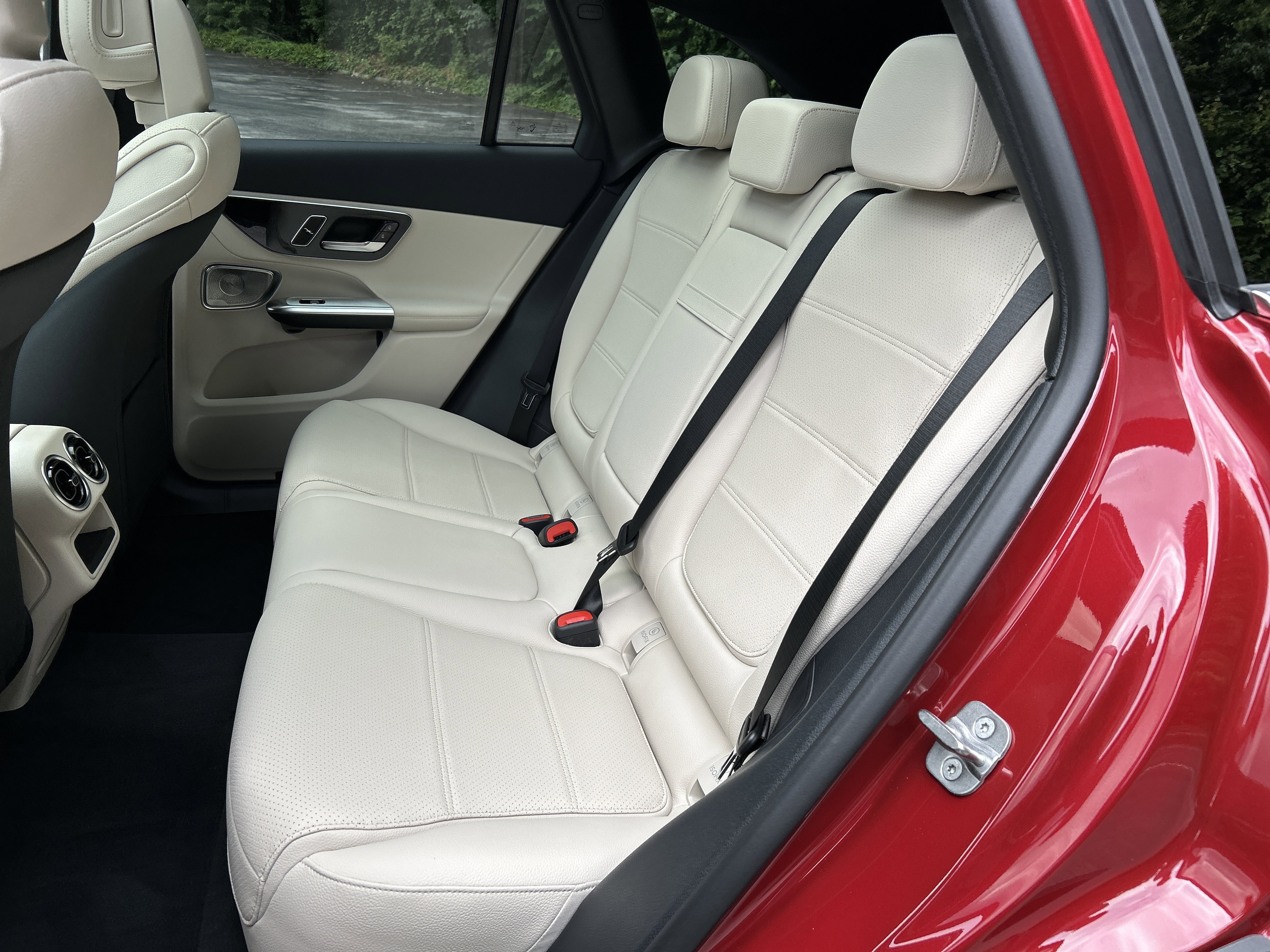 New 2026 MANUFAKTUR Patagonia Red Metallic Mercedes-Benz GLC 300 4MATIC® SUV image 37