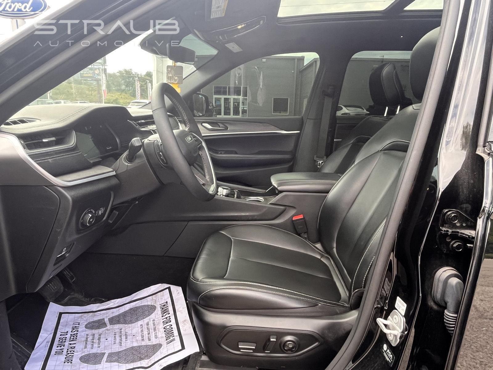 Used 2025 Diamond Black Crystal Pearlcoat Jeep Limited image 7