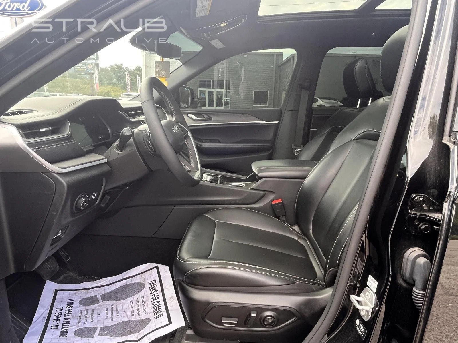 Used 2025 Diamond Black Jeep Limited image 7