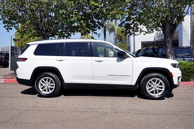Used 2023 White Jeep Laredo image 6