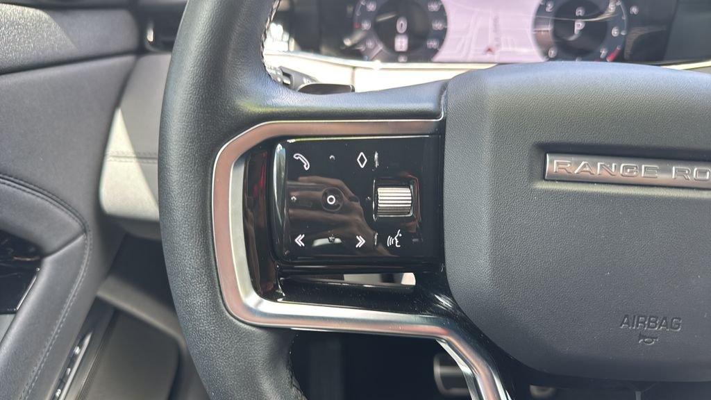 Used 2023  Land Rover R-Dynamic SE image 19