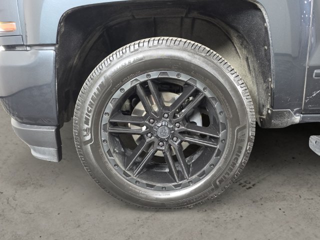 Used 2018 GRAPHITE METALLIC Chevrolet LT image 9