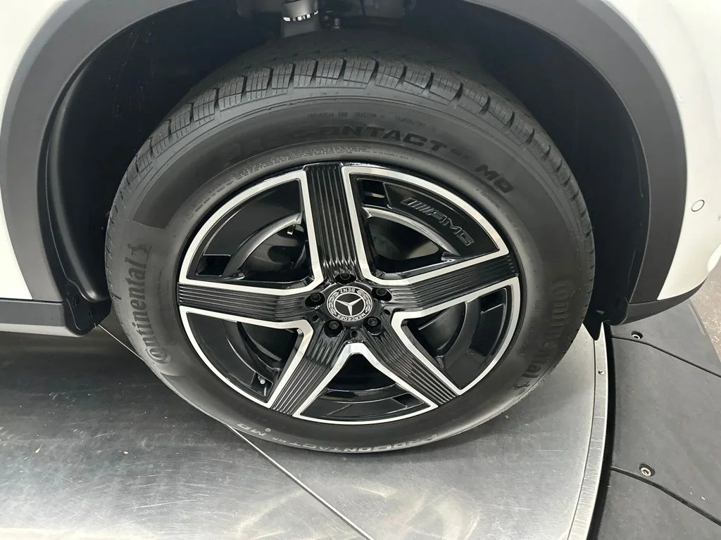 New 2027 White Mercedes-Benz GLC 300 image 9