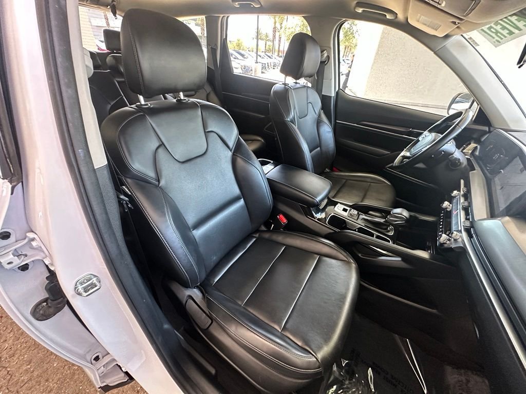 Used 2024 White Kia LX image 24